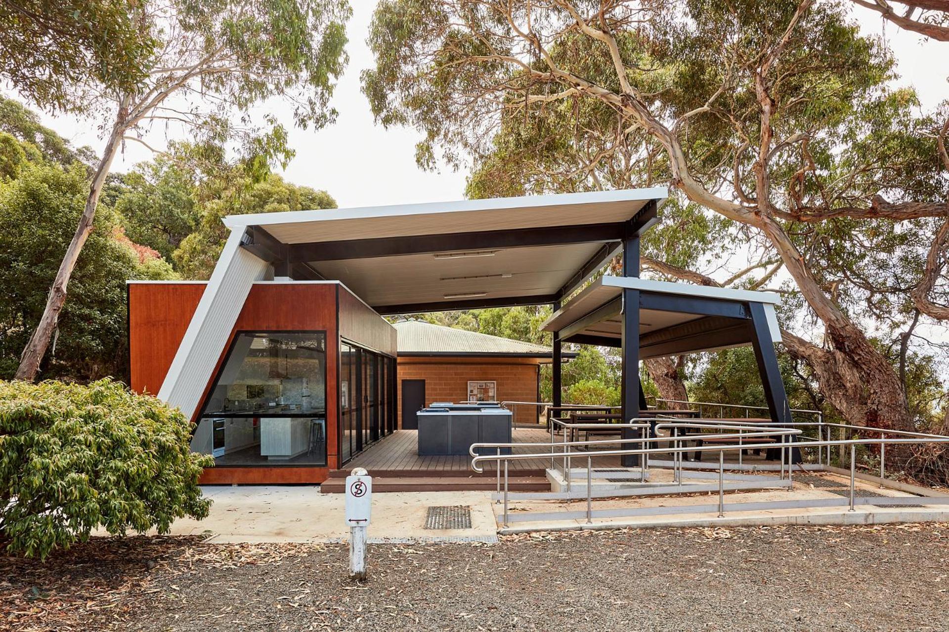 Foreshore 3* Lorne